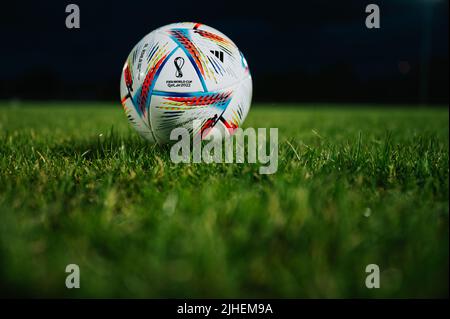 QATAR, DOHA, 18 JUILLET 2022 : ballon officiel de football de la coupe du monde Adidas Fifa Al Rihla. Championnat du monde au Qatar 2022. Match de football ballon sur l'herbe verte Banque D'Images