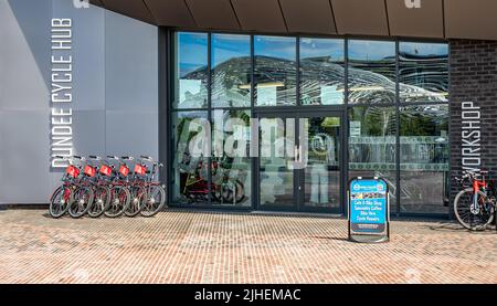 Dundee, Écosse, Royaume-Uni – 23 juin 2022. Il est possible de louer des vélos de poussage au Dundee cycle Hub sur le front de mer Banque D'Images