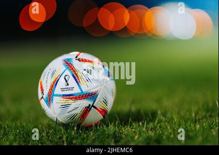 QATAR, DOHA, 18 JUILLET 2022 : ballon officiel de football de la coupe du monde Adidas Fifa Al Rihla. Championnat du monde au Qatar 2022. Match de football ballon sur l'herbe verte Banque D'Images