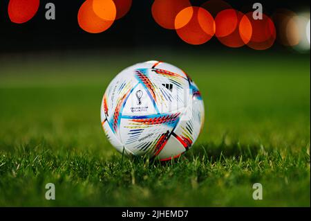 QATAR, DOHA, 18 JUILLET 2022 : ballon officiel de football de la coupe du monde Adidas Fifa Al Rihla. Championnat du monde au Qatar 2022. Match de football ballon sur l'herbe verte Banque D'Images