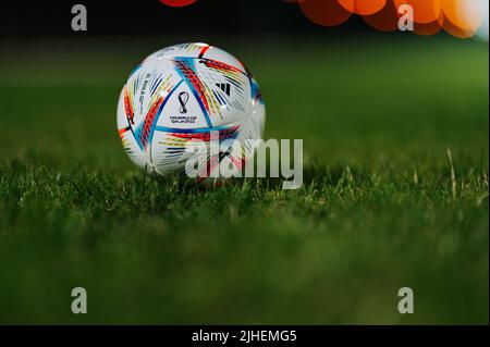 QATAR, DOHA, 18 JUILLET 2022 : ballon officiel de football de la coupe du monde Adidas Fifa Al Rihla. Championnat du monde au Qatar 2022. Match de football ballon sur l'herbe verte Banque D'Images