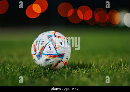 QATAR, DOHA, 18 JUILLET 2022 : ballon officiel de football de la coupe du monde Adidas Fifa Al Rihla. Championnat du monde au Qatar 2022. Match de football ballon sur l'herbe verte Banque D'Images