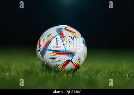 QATAR, DOHA, 18 JUILLET 2022 : ballon officiel de football de la coupe du monde Adidas Fifa Al Rihla. Championnat du monde au Qatar 2022. Match de football ballon sur l'herbe verte Banque D'Images