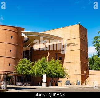 Dundee, Écosse, Royaume-Uni – 23 juin 2022. L'extérieur de l'université Abertay à Dundee, par une journée ensoleillée et lumineuse Banque D'Images
