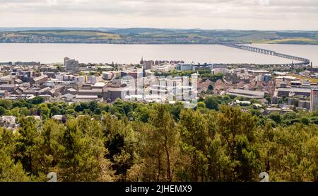 Dundee, Écosse, Royaume-Uni – 23 juin 2022. La vue sur Dundee et la rivière Tay Banque D'Images