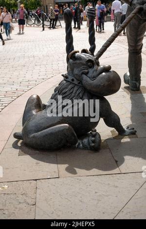 Dundee, Écosse, Royaume-Uni – 23 juin 2022. Statue du chien désespéré de Dan ou de Dawg situé dans la rue haute de Dundee Banque D'Images