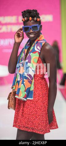 Londres Royaume-Uni 18 juillet 2022 Runway show à l'occasion de l'événement commercial de mode le plus important et le plus important du Royaume-Uni, tenu à la belle, emblématique et architecturale Olympia à Kensington, Londres.Paul Quezada-Neiman/Alay Live News Banque D'Images