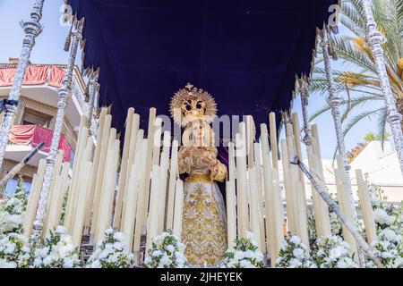 La procession de la semaine Sainte de l'ODEPA (plate-forme ou trône) notre Dame du Calvaire, Saint Jean l'évangéliste et la très Sainte Marie de la démission dans ses Sorrows Banque D'Images
