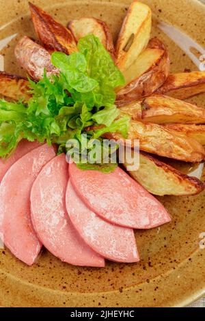 Pommes de terre rôties avec des tranches de jambon, Close up Banque D'Images