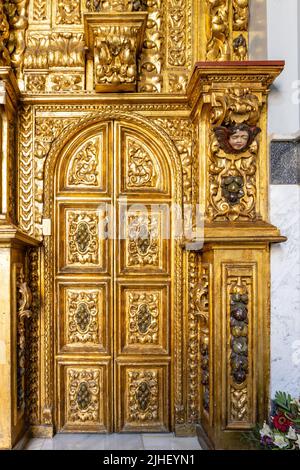 Trigueros, Huelva, Espagne - 17 avril 2022 : détail de la porte dorée dans la chapelle de San Antonio Abad (Saint Anthony Abbé), saint de Trigueros, à Huelv