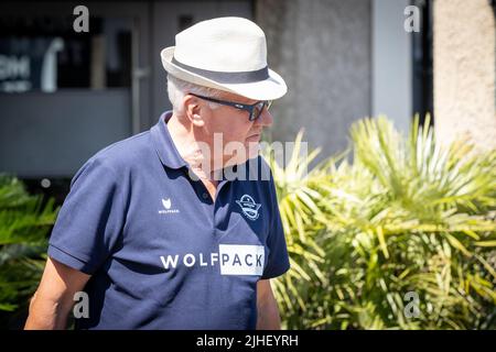 Patrick Lefevere, PDG de Quick-Step Alpha Vinyl, photographié lors de la troisième journée de repos de la course cycliste Tour de France, à Carcassonne, en France, le lundi 18 juillet 2022. Le Tour de France de cette année a lieu du 01 au 24 juillet 2022 et a débuté en trois étapes au Danemark. BELGA PHOTO DAVID PINTENS ROYAUME-UNI Banque D'Images