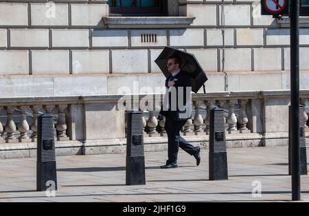 Londres, Angleterre, Royaume-Uni. 18th juillet 2022. Une personne portant un parapluie comme protection contre les rayons du soleil est vue à Westminster comme un niveau record de chaleur est attendu au Royaume-Uni. (Credit image: © Tayfun Salci/ZUMA Press Wire) Credit: ZUMA Press, Inc./Alay Live News Banque D'Images