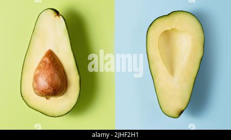 Deux tranches d'avocat sur fond vert et bleu. Une coupe avec noyau. Couper en demi-vue de dessus Banque D'Images