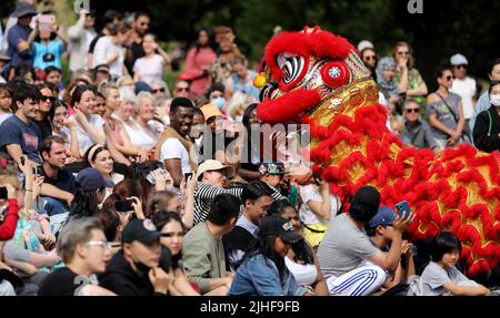 Édimbourg, Grande-Bretagne. 17th juillet 2022. Les gens interagissent avec des artistes de danse au lion lors du carnaval du Festival d'Édimbourg, en Grande-Bretagne, au 17 juillet 2022. Dimanche après-midi, plus de 800 artistes du monde entier, dont plus de 300 de Chine, ont redonné le spectacle du festival d'Édimbourg Carnaval, la principale artère d'Edimbourg, la capitale de l'Écosse, rempli de musique et de couleurs. POUR ALLER AVEC "Feature: La performance chinoise éblouit au Festival Carnaval d'Édimbourg" crédit: Li Ying/Xinhua/Alamy Live News Banque D'Images