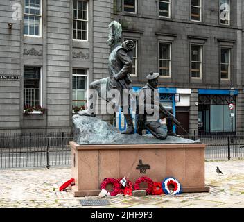 Aberdeen, Écosse, Royaume-Uni – 26 juin 2022. Statue du mémorial Gordon Highlanders à Castlegate, dans le centre-ville d'Aberdeen Banque D'Images