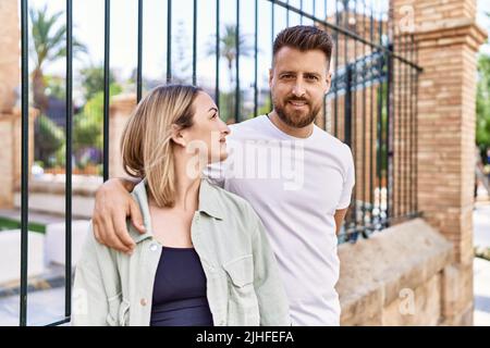 Jeune couple caucasien de petit ami et de petite amie ayant l'amusement dehors sur un jour ensoleillé de l'onu Banque D'Images