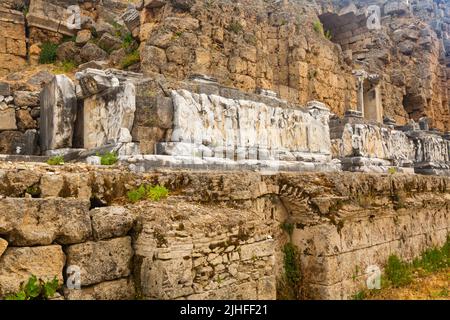 Reliefs sur le podium du théâtre Perge, Turquie Banque D'Images