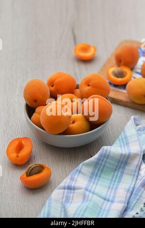 Gros plan de délicieux abricots mûrs frais sur une table en bois Banque D'Images