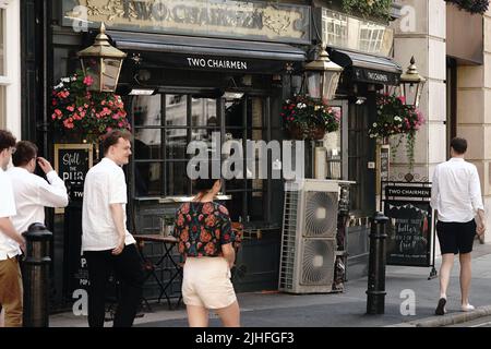 Une machine à air conditionné devant deux présidents pub à Westminster, dans le centre de Londres. Date de la photo: Lundi 18 juillet 2022. Banque D'Images