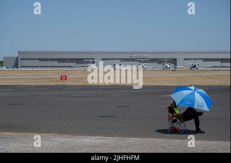 Farnborough, Hampshire, Royaume-Uni. 18 juillet 2022. Le salon de l'aviation de commerce international de Farnborough 2022 s'ouvre au plus haut de la vague de chaleur qui saisit actuellement le sud du Royaume-Uni avec des températures dues à un coup de 40 degrés. Crédit : Malcolm Park/Alay Live News Banque D'Images