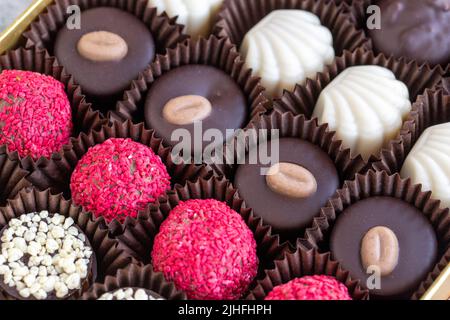 Chocolat spécial. Chocolat sur fond de pierre. Variétés de chocolat aux truffes. Gros plan Banque D'Images