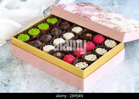 Chocolat spécial. Chocolat emballé sur fond de pierre. Variétés de chocolat aux truffes. Gros plan Banque D'Images