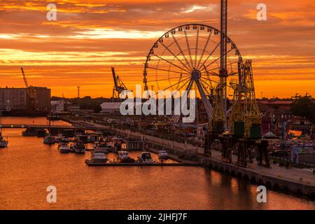 Des grues historiques sur les boulevards au bord de la rivière à Szczecin pendant un lever de soleil spectaculaire Banque D'Images