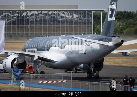 Farnborough, Hampshire, Royaume-Uni. 18 juillet 2022. Le salon de l'aviation de commerce international de Farnborough 2022 s'ouvre au plus haut de la vague de chaleur qui saisit actuellement le sud du Royaume-Uni avec des températures dues à un coup de 40 degrés. Les principaux constructeurs d'avions Airbus et Boeing se disputent de nouvelles ventes au salon qui se tient jusqu'au 22 juillet. Image: Embraer E190-E2 démonstrateur 2-RLET peint dans profit Hunter livrée. Crédit : Malcolm Park/Alay Live News Banque D'Images