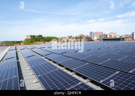 Panneaux solaires sur le toit du nouveau parc de voitures Broad Marsh à Nottingham City, dans le Nottinghamshire, en Angleterre, au Royaume-Uni Banque D'Images