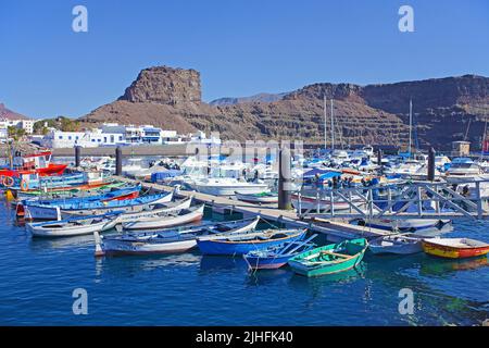 Fischerboote im Hafen von Puerto de las Nieves, Felsnadel und Wahrzeichen Dedo de Dios (der Finger Gottes), Westkueste von Gran Canaria, Kanarische in Banque D'Images