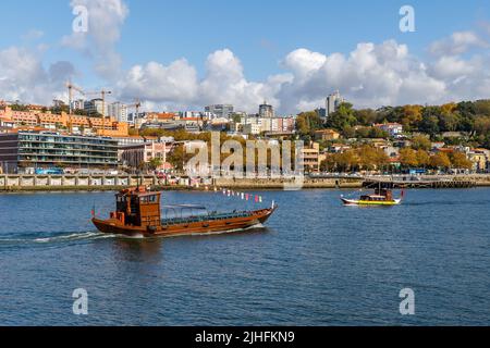 Porto, Portugal - 23 octobre 2020: Carlota do Douro bateau de transport touristique naviguant sur le fleuve Douro montrant la ville antique aux visiteurs sur un autu Banque D'Images