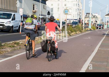 Vieux couple à vélo sur la promenade de Brighton Banque D'Images