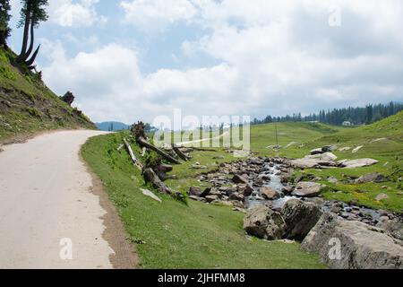 Gulmarg, connu sous le nom de Gulmarag à Kashmiri, est une ville, station de ski de colline, destination populaire de ski. Banque D'Images