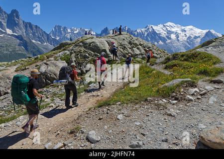 CHAMONIX, FRANCE, 8 juillet 2022 : Un groupe de randonneurs sur les chemins de montagne autour du Mont-blanc. Le Mont-blanc attire les voyageurs comme le point le plus élevé de la Banque D'Images