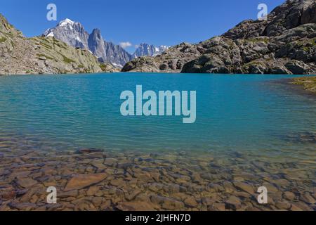 Paysage d'été sur la montagne du Mont-blanc depuis les rives du Lac blanc. Banque D'Images