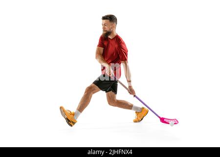 Floorball homme joueur avec entraînement de bâton de floorball isolé sur fond blanc studio. Sport, action et mouvement, mouvement, mode de vie sain Banque D'Images