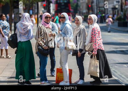 Londres, Royaume-Uni. 18 juillet 2022. Météo au Royaume-Uni – les acheteurs avec leurs achats à Oxford Street lors de la violente vague de chaleur qui a saisi une grande partie du pays. L'Agence britannique de sécurité sanitaire (UKHSA) a émis un avertissement sanitaire de niveau 4, une « urgence nationale » et le Bureau met a émis son premier avertissement rouge pour lundi et mardi pour une grande partie de l'Angleterre, avec des températures qui devraient atteindre 40C. Credit: Stephen Chung / Alamy Live News Banque D'Images