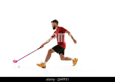 Floorball homme joueur avec entraînement de bâton de floorball isolé sur fond blanc studio. Sport, action et mouvement, mouvement, mode de vie sain Banque D'Images