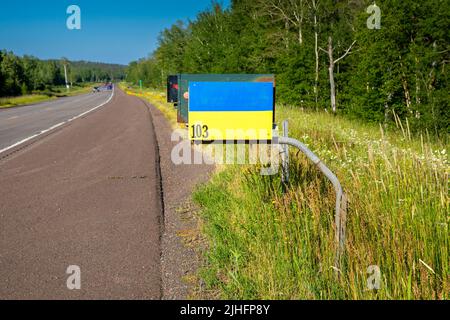 Les couleurs nationales ukrainiennes sur le côté de la boîte aux lettres rurale au Minnesota montrant le soutien, la solidarité et la défense de l'Ukraine, contre la guerre avec la Russie Banque D'Images