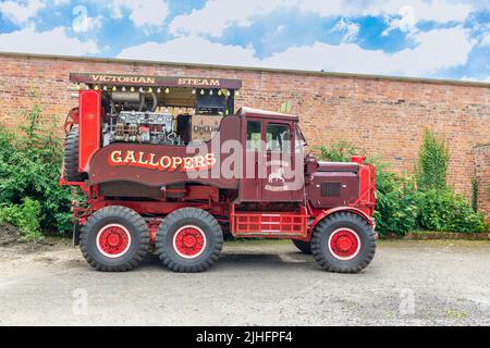 Le camion Vintage Scammell Explorer abrite un générateur pour le parcours de foire victorien des galopeurs à vapeur à Tatton Park près de Knutsford, au Royaume-Uni. Banque D'Images