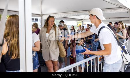 2022-07-18 14:45:19 EINDHOVEN - les employés de l'aéroport d'Eindhoven rendent les fans aux voyageurs qui attendent dans une longue file d'attente pour l'enregistrement. Distribuer les fans dans les couleurs bleues de l'aéroport est l'une des mesures que l'aéroport prend contre la chaleur. Les longues files d'attente sont le résultat, entre autres choses, d'un manque de personnel à la sécurité. ANP ROB ENGELAR pays-bas sortie - belgique sortie Banque D'Images