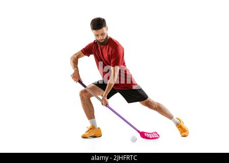 Floorball homme joueur avec entraînement de bâton de floorball isolé sur fond blanc studio. Sport, action et mouvement, mouvement, mode de vie sain Banque D'Images