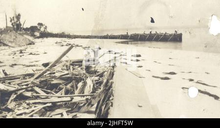 New Jersey - Barnegat. Barnegat Light Station, la ligne d'eau était au toit de la maison de réservoir de pétrole quand cette jetée a été commencée sur 1 mai 1920. (Envoyé par Louis M. Haup, 8/14/20). Banque D'Images
