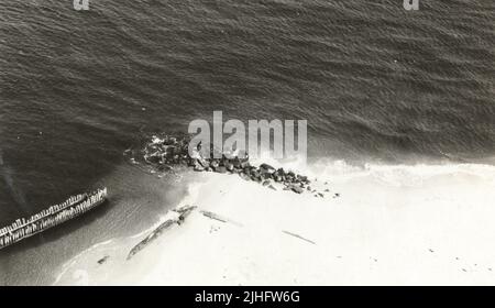 New Jersey - Barnegat. 11 H 04. En regardant ne'ly à l'extrémité est de l'obstacle Haupt, les restes de la dernière jetée en pierre, et le coin nord-est de l'ancien mur en béton. Couvre la photo #5 de 30 mai 1921 de M. Conway. Affiche les conditions de la rive à peu près identiques pour l'état des marées. Prise de la tour de pont de montre: Temps très lumineux, vent de l'ouest; à moitié marée basse, Arrêt 16: Exposition de 1/50 sec. Banque D'Images