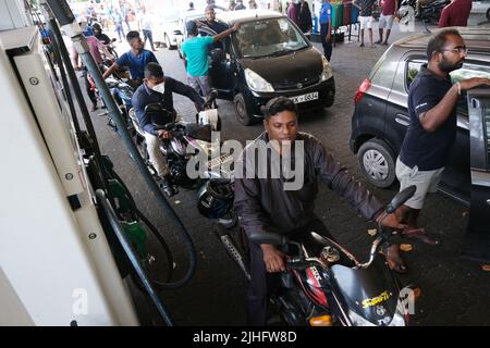 Colombo, Sri Lanka. 18th juillet 2022. Les gens attendent de se ravitailler dans une station-service de Colombo, Sri Lanka, 18 juillet 2022. Le président par intérim du Sri Lanka, Ranil Wickremesinghe, a déclaré l'état d'urgence à l'échelle nationale avec effet lundi. Crédit : Wang Shen/Xinhua/Alay Live News Banque D'Images