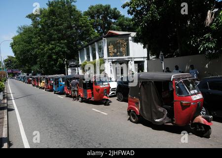 Colombo, Sri Lanka. 18th juillet 2022. Les gens attendent de se ravitailler dans une station-service de Colombo, Sri Lanka, 18 juillet 2022. Le président par intérim du Sri Lanka, Ranil Wickremesinghe, a déclaré l'état d'urgence à l'échelle nationale avec effet lundi. Crédit : Wang Shen/Xinhua/Alay Live News Banque D'Images