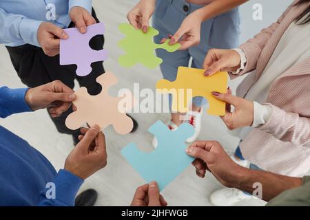 Équipe de professionnels créatifs avec puzzle essayer de trouver une solution innovante du problème Banque D'Images