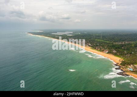 Drone aérien de la plage de sable et de l'eau turquoise. Hikkkaduwa, Sri Lanka. Banque D'Images