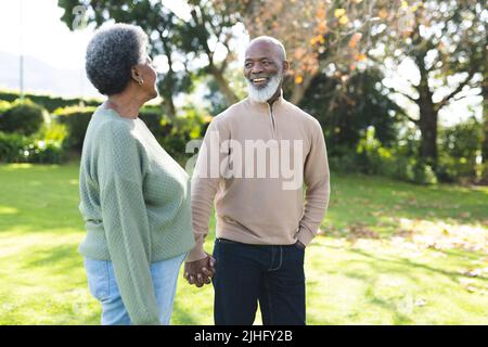 Image d'un heureux couple senior afro-américain dans le jardin Banque D'Images