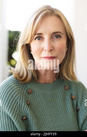 Image verticale d'une femme caucasienne âgée regardant la caméra Banque D'Images